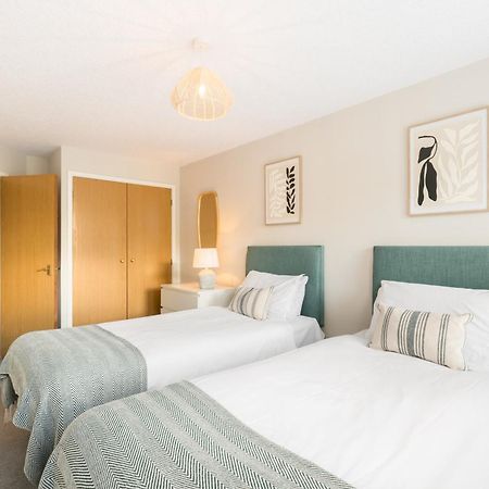 Modern 2-Bedroom Apartments With Free Parking In Лимингтон Экстерьер фото