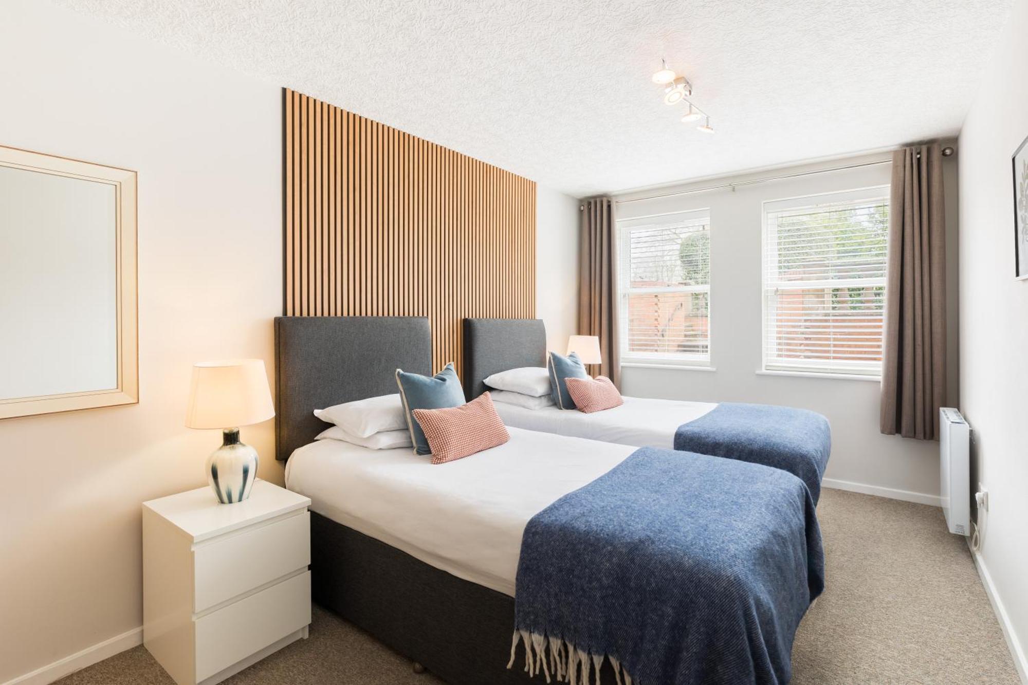 Modern 2-Bedroom Apartments With Free Parking In Лимингтон Экстерьер фото