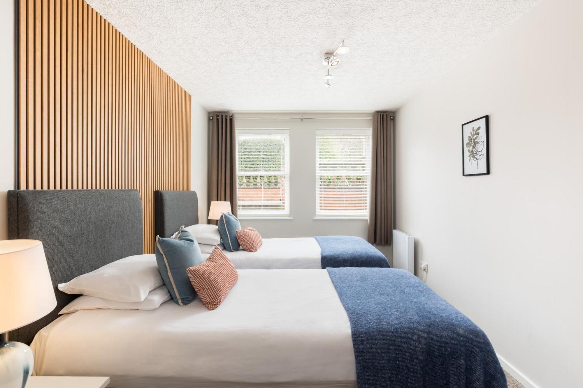 Modern 2-Bedroom Apartments With Free Parking In Лимингтон Экстерьер фото