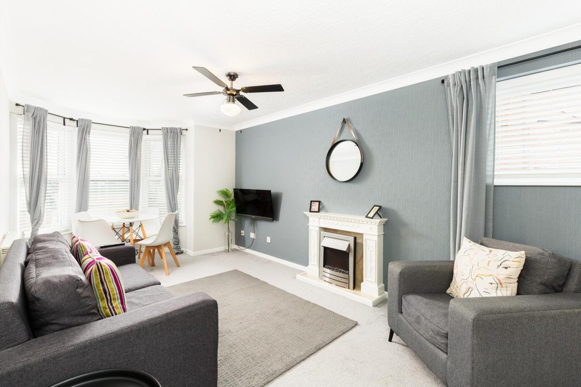 Modern 2-Bedroom Apartments With Free Parking In Лимингтон Экстерьер фото
