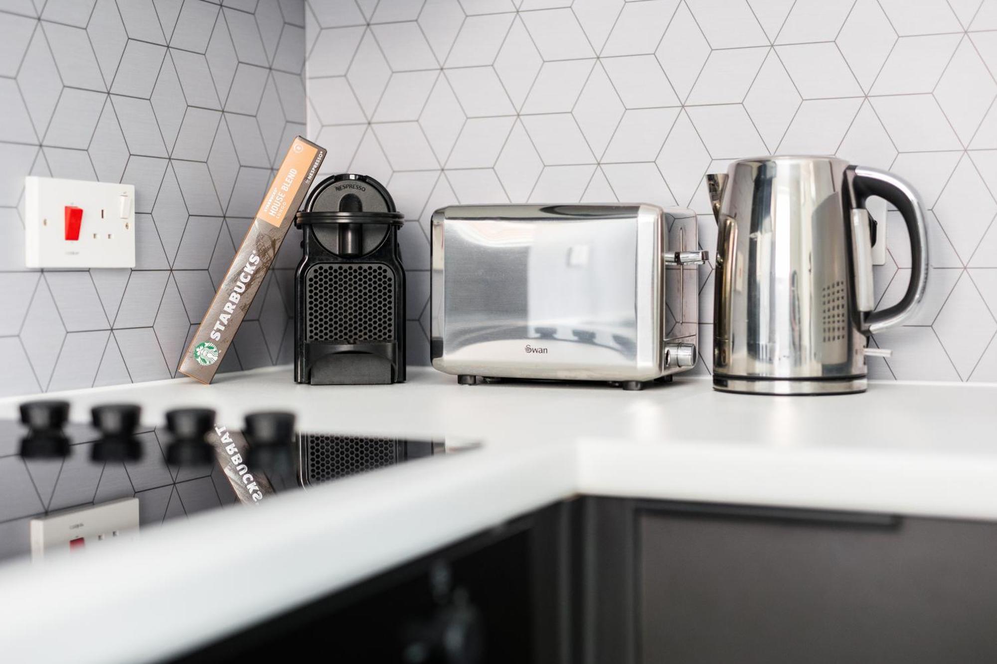 Modern 2-Bedroom Apartments With Free Parking In Лимингтон Экстерьер фото