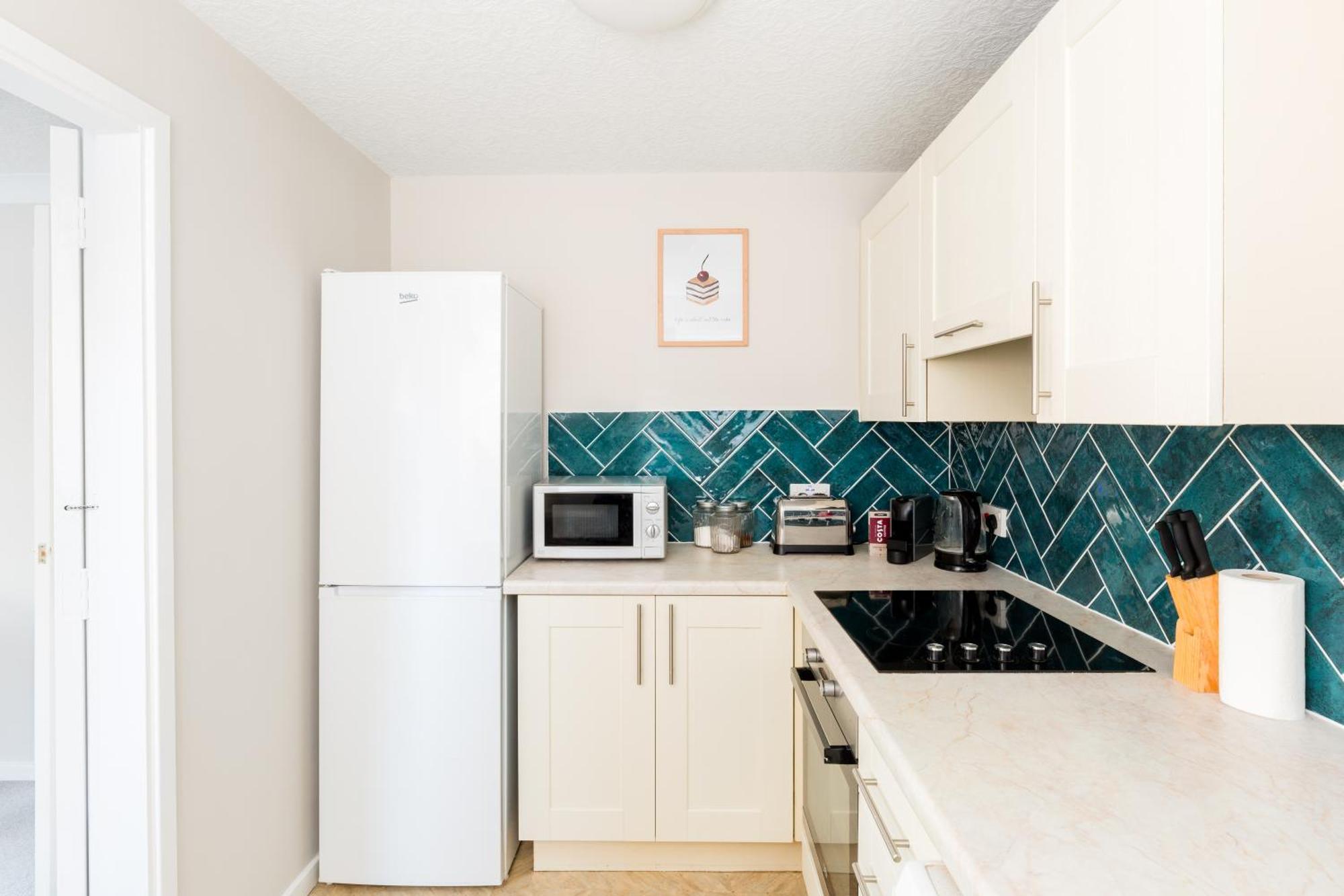 Modern 2-Bedroom Apartments With Free Parking In Лимингтон Экстерьер фото