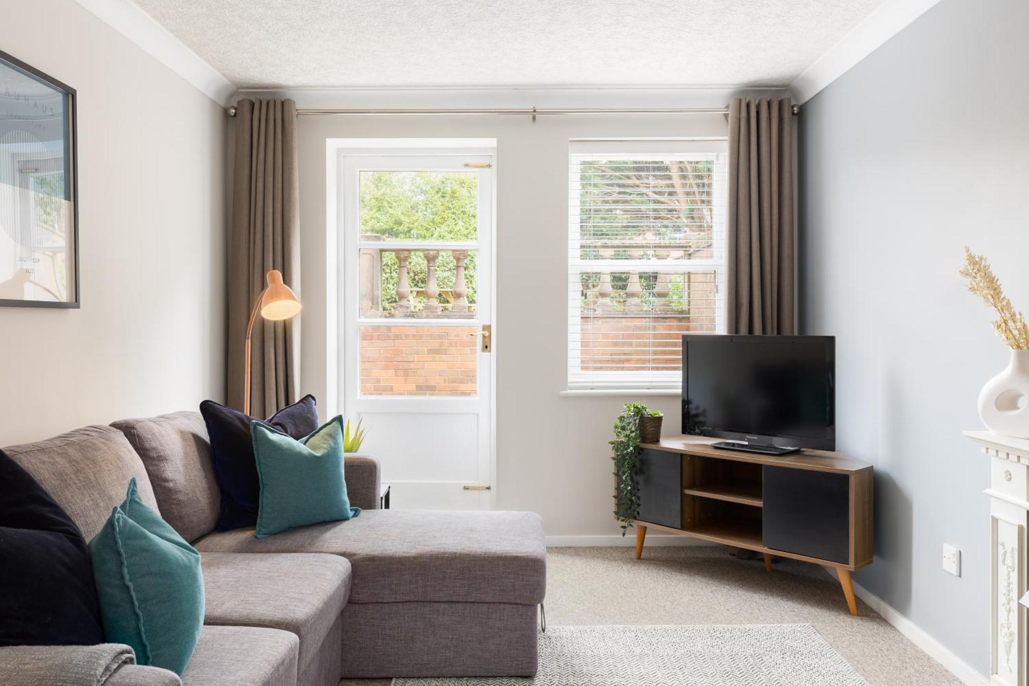 Modern 2-Bedroom Apartments With Free Parking In Лимингтон Экстерьер фото