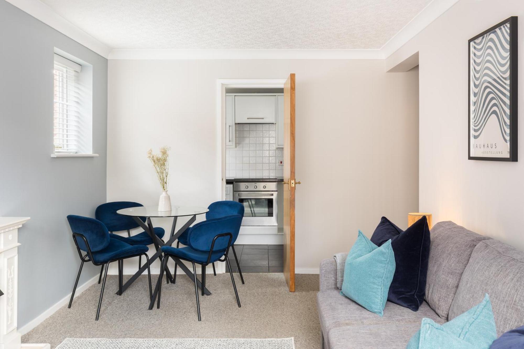 Modern 2-Bedroom Apartments With Free Parking In Лимингтон Экстерьер фото