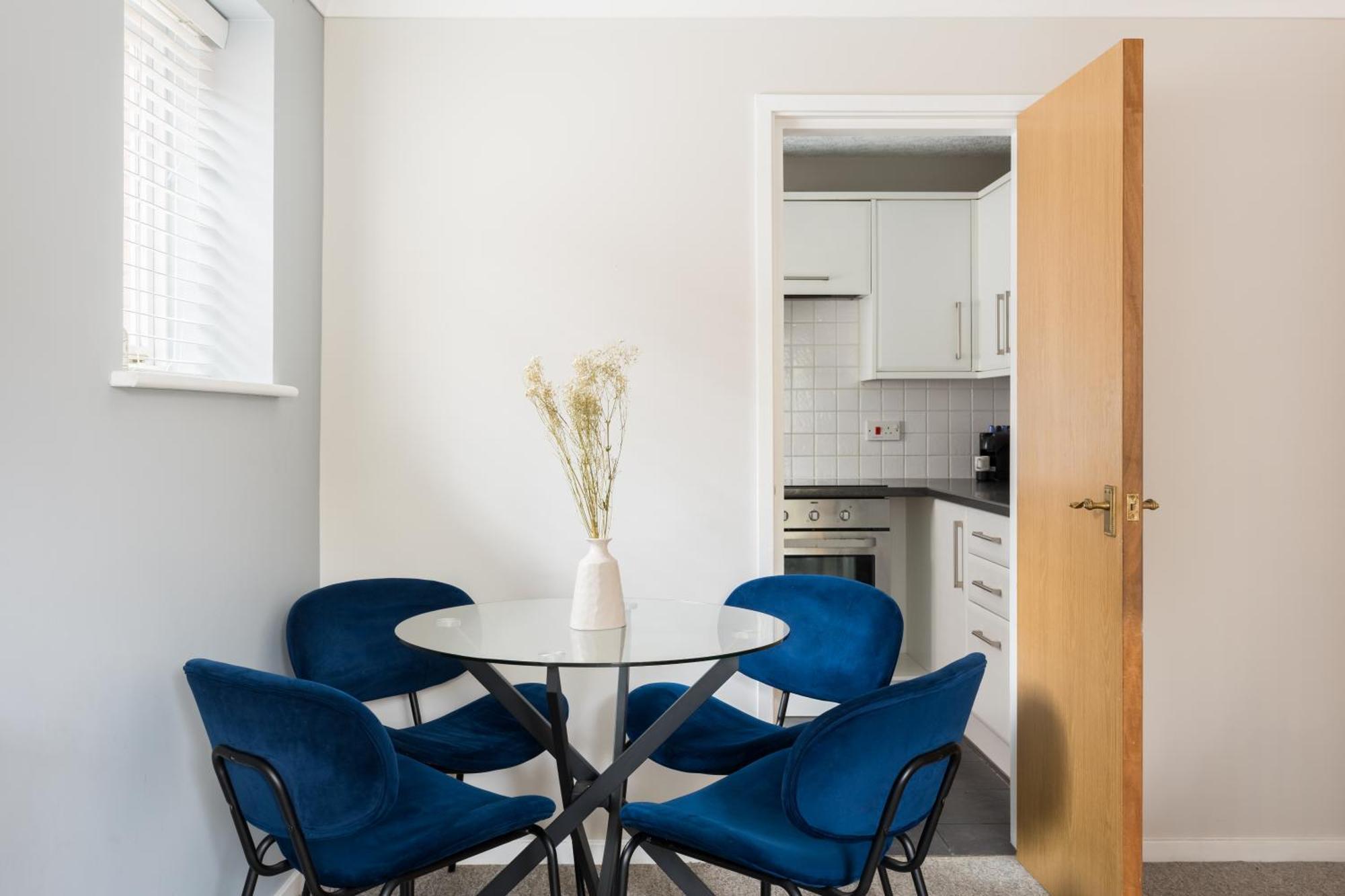 Modern 2-Bedroom Apartments With Free Parking In Лимингтон Экстерьер фото