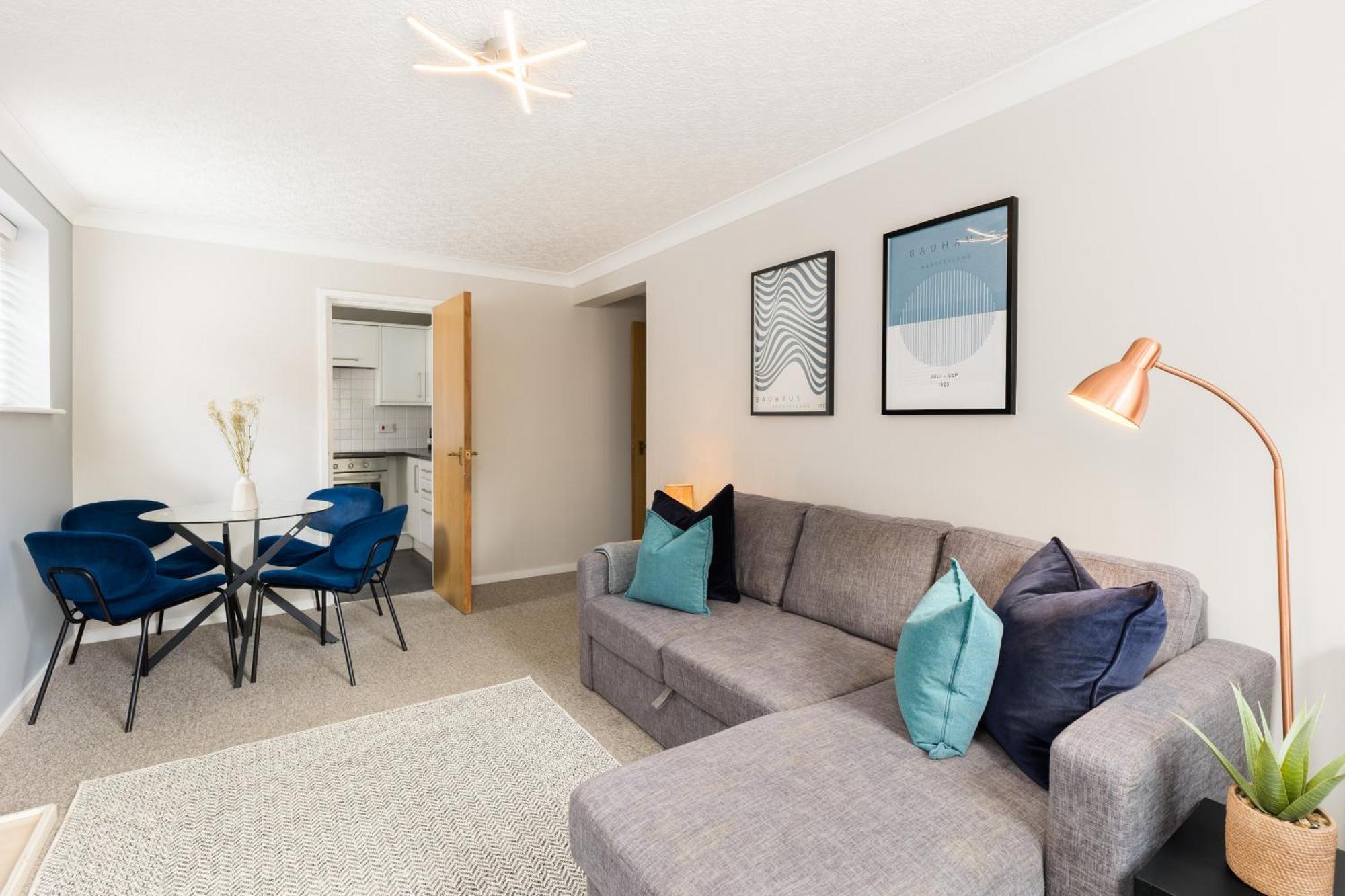 Modern 2-Bedroom Apartments With Free Parking In Лимингтон Экстерьер фото