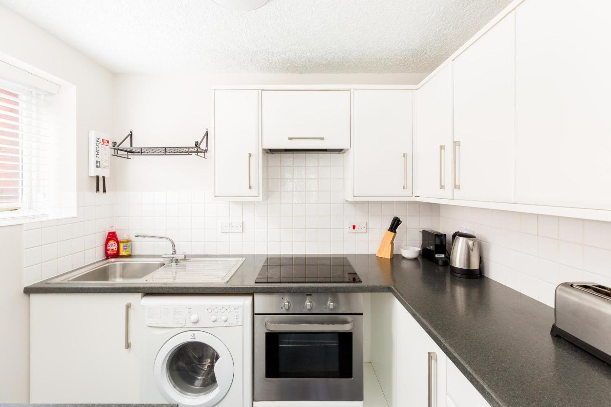 Modern 2-Bedroom Apartments With Free Parking In Лимингтон Экстерьер фото