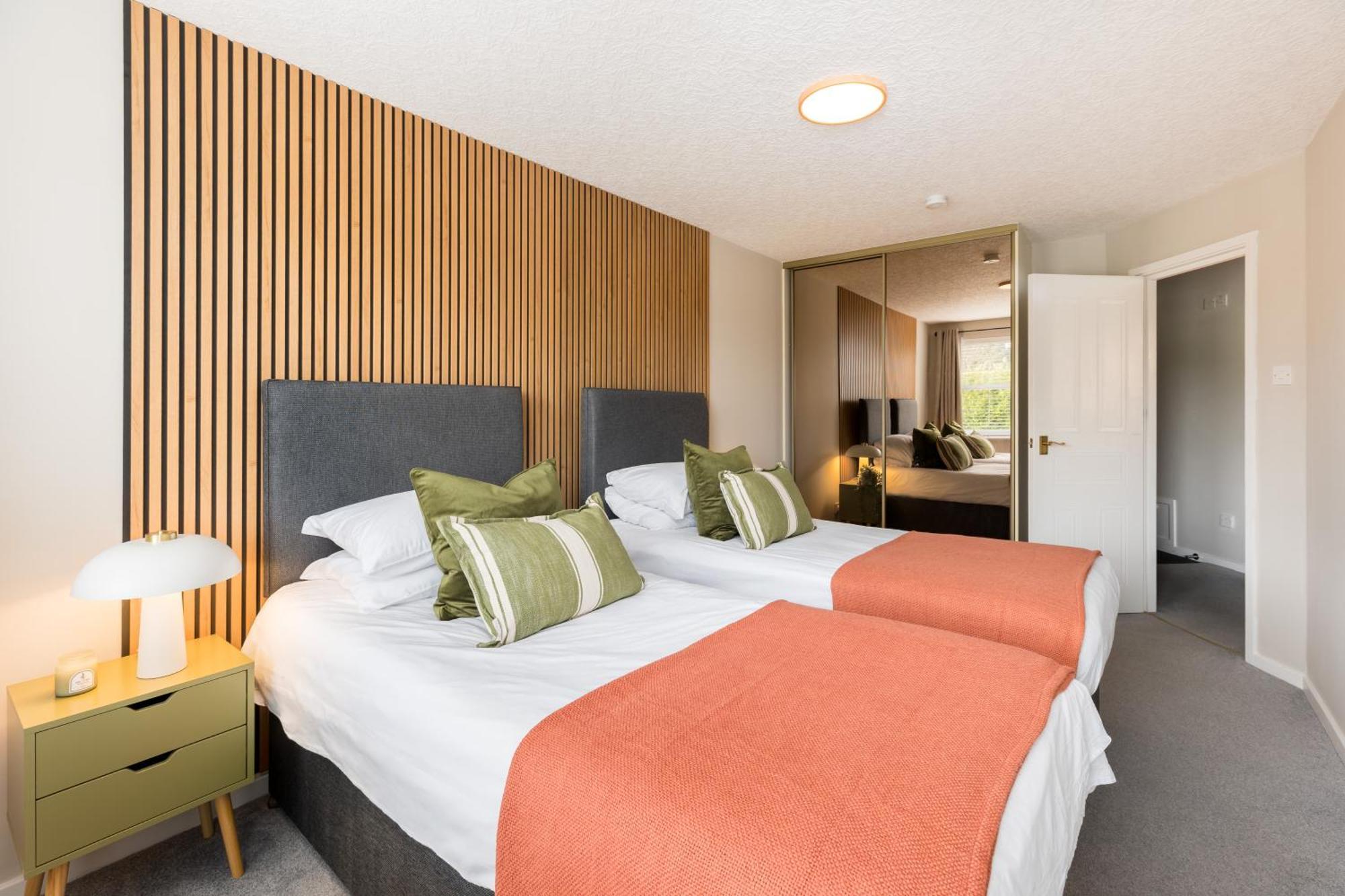 Modern 2-Bedroom Apartments With Free Parking In Лимингтон Экстерьер фото