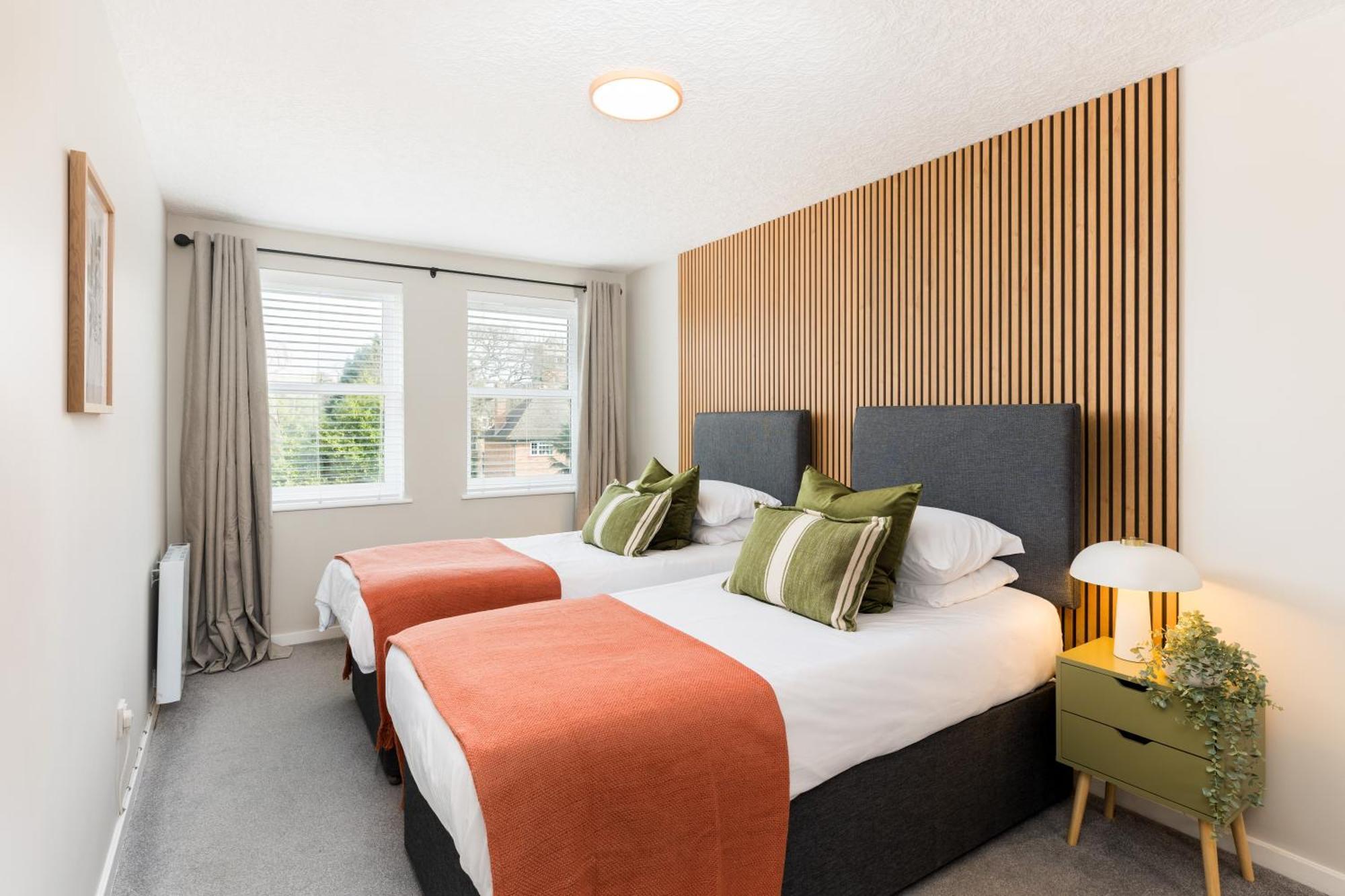 Modern 2-Bedroom Apartments With Free Parking In Лимингтон Экстерьер фото