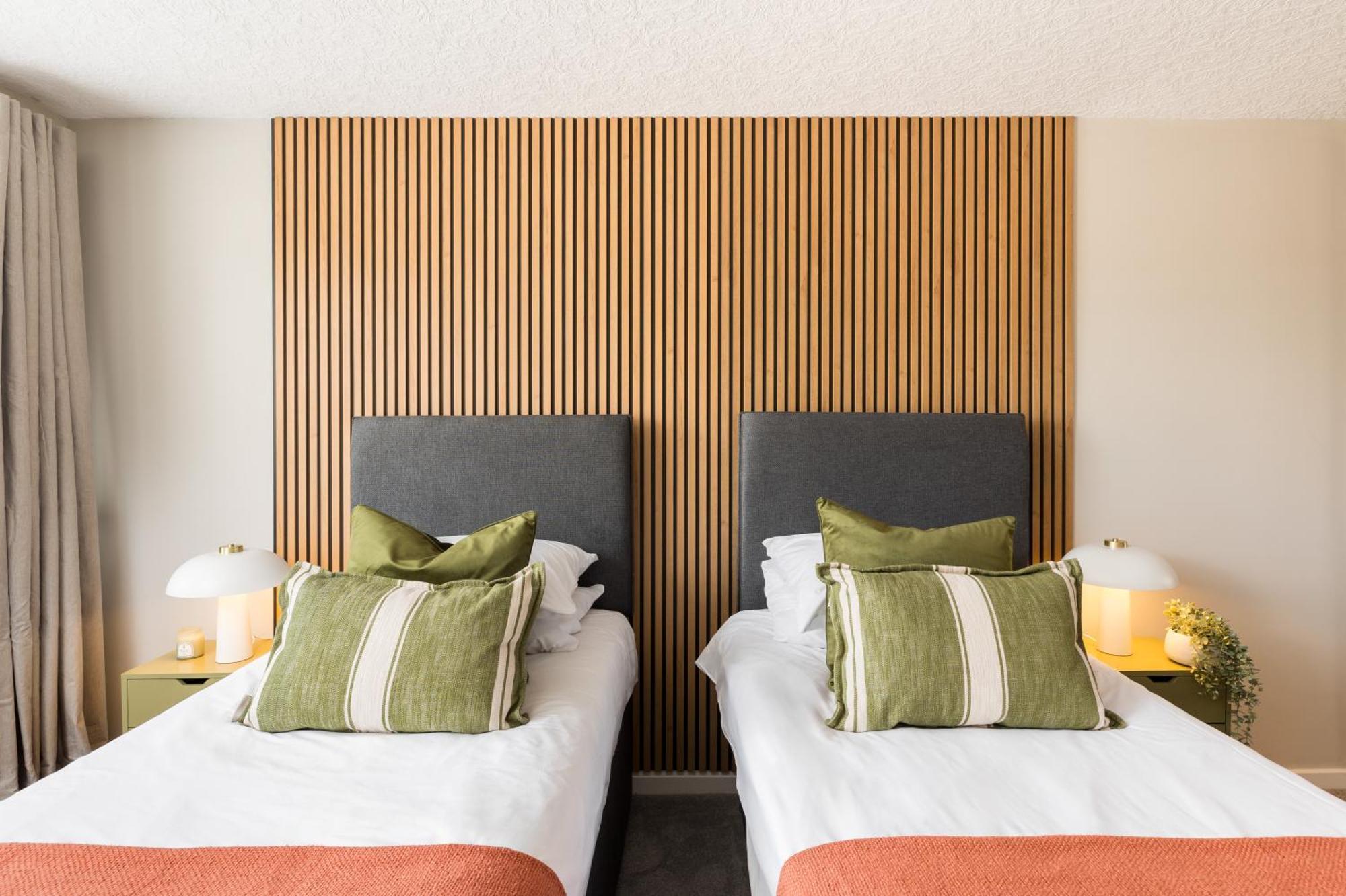 Modern 2-Bedroom Apartments With Free Parking In Лимингтон Экстерьер фото