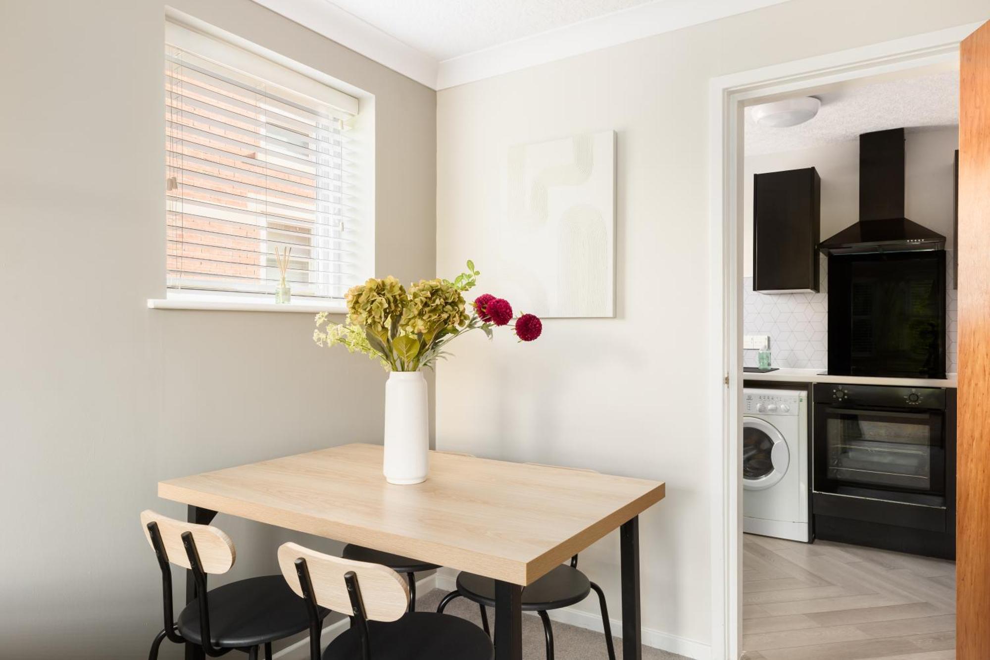 Modern 2-Bedroom Apartments With Free Parking In Лимингтон Экстерьер фото