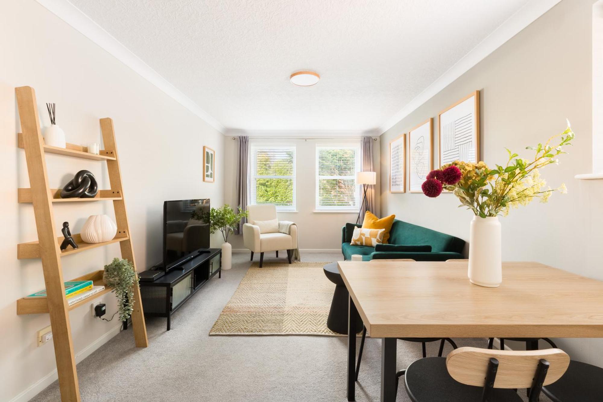 Modern 2-Bedroom Apartments With Free Parking In Лимингтон Экстерьер фото